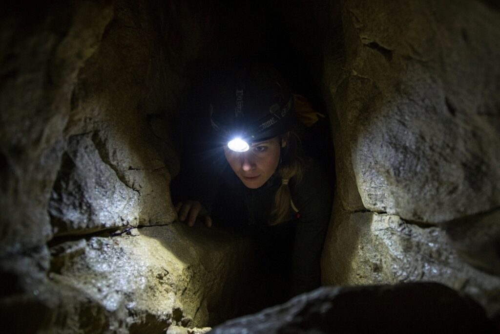 Do Pavor à Fascinação: Como Vencer o Medo de Explorar Cavernas 4 Caverna estreita