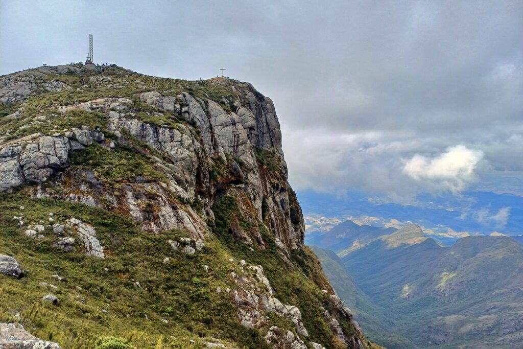 Pico da Bandeira: O Desafio de Chegar ao 3º Ponto Mais Alto do Brasil 3 pico da bandeira visto do calcado