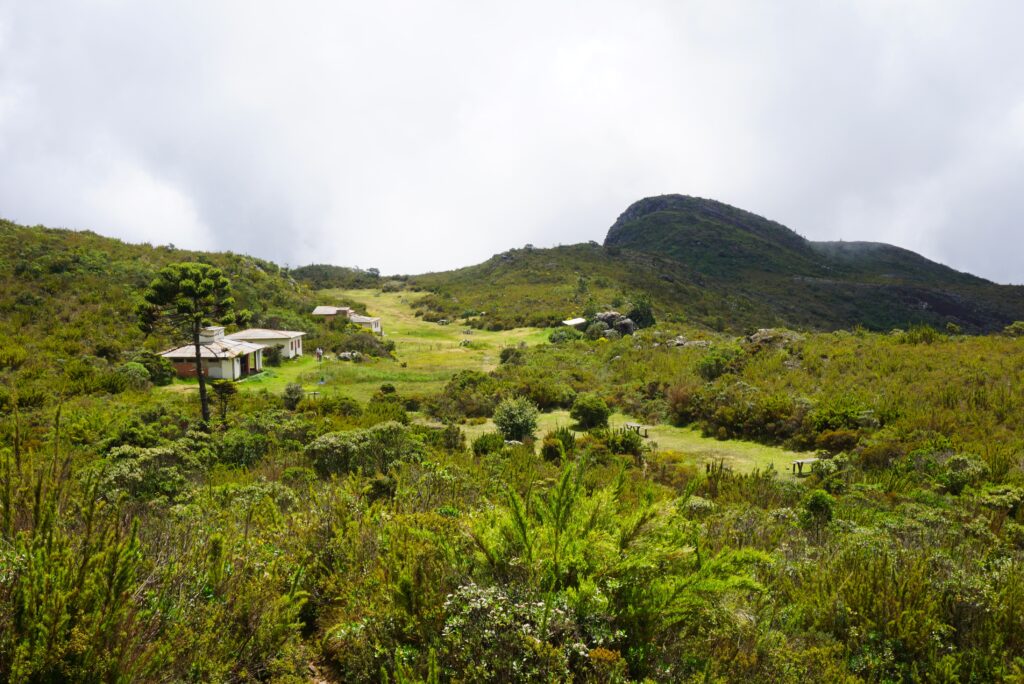 Pico da Bandeira: O Desafio de Chegar ao 3º Ponto Mais Alto do Brasil 6 acampamento-terreirão