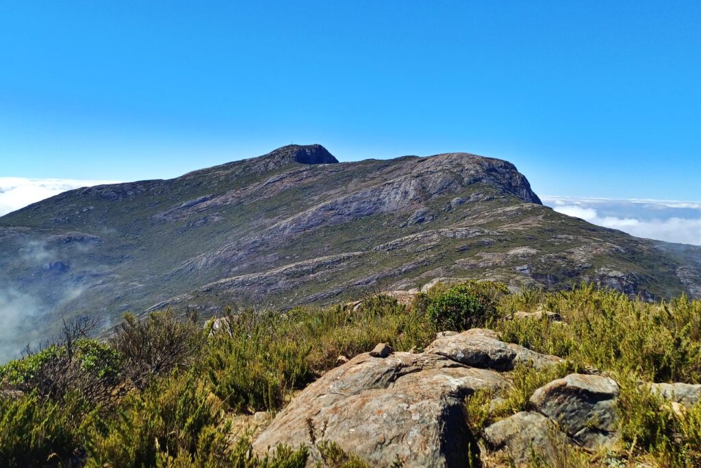 Pico da Bandeira: O Desafio de Chegar ao 3º Ponto Mais Alto do Brasil 3 pico da bandeira pico calcado