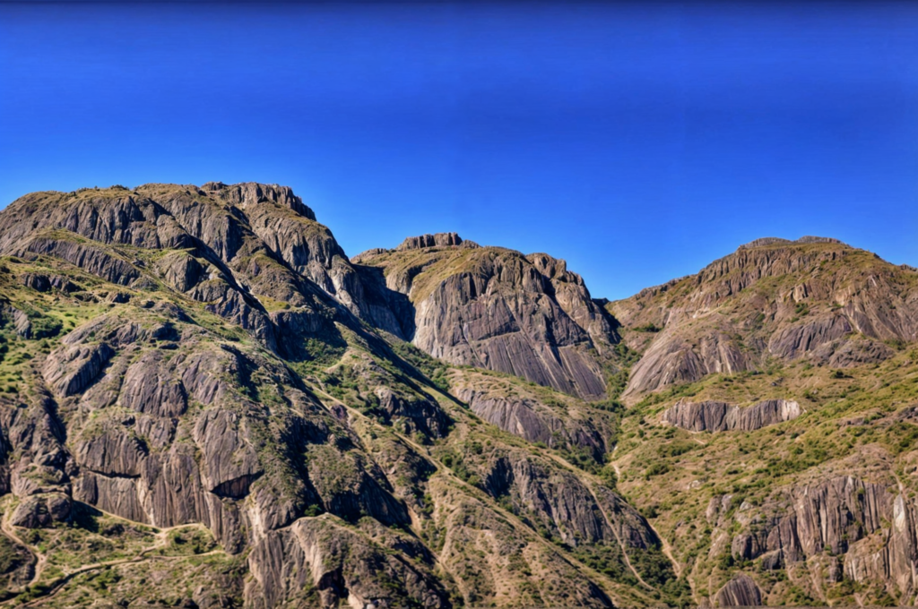 pico dos marins visto da trilha de acesso202 enhanced